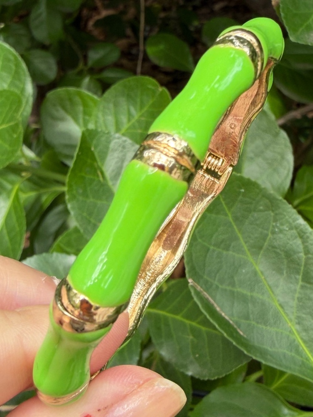 SEQUIN VIVID LIME GREEN ENAMEL BAMBOO STYLE GOLD TONE HINGED BANGLE BRACELET
